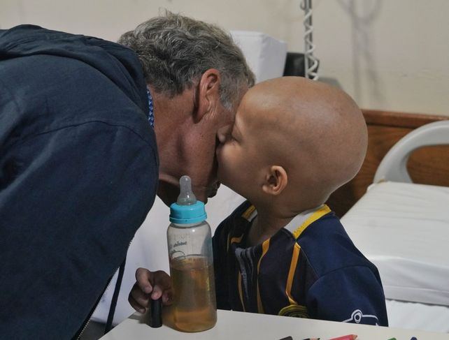 El gesto solidario de Russo: llegó de sorpresa al Hospital Vilela y regaló juguetes a los chicos internados