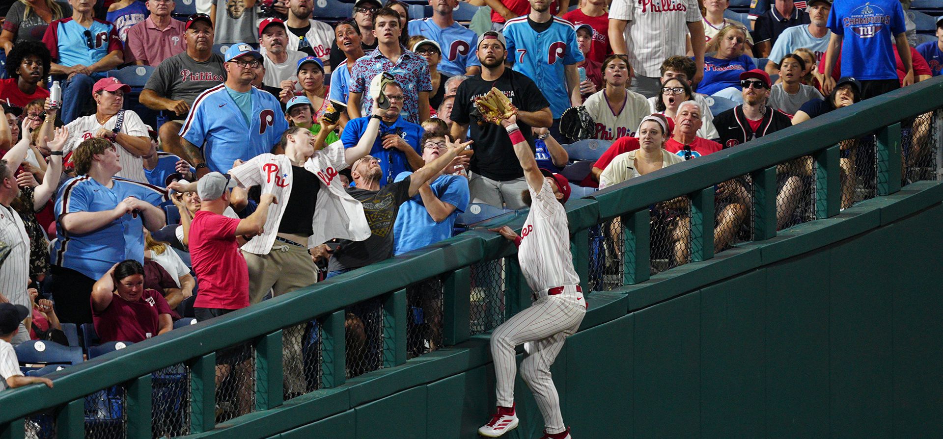 Brandon Marsh, de los Philadelphia Phillies, trepa por la pared para atrapar una pelota en territorio de foul bateada por Xavier Edwards, de los Miami Marlins, durante la octava entrada de un partido de béisbol, el miércoles 19 de agosto de 2026, en Filadelfia. (Foto AP/Derik Hamilton) Brandon Marsh, de los Philadelphia Phillies, trepa por la pared para atrapar una pelota en territorio de foul bateada por Xavier Edwards, de los Miami Marlins, durante la octava entrada de un partido de béisbol, el miércoles 19 de agosto de 2026, en Filadelfia. (Foto AP/Derik Hamilton)