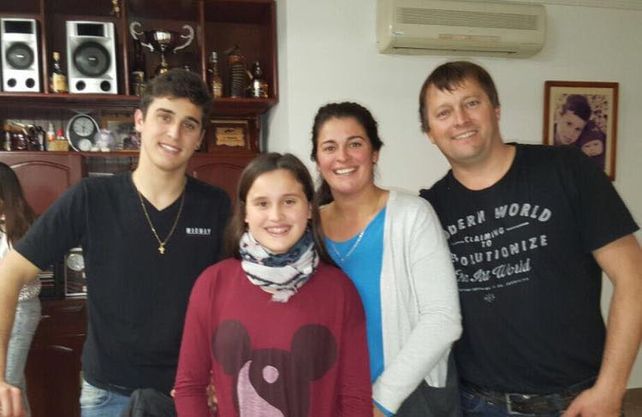 En familia. El piloto de General Ramírez disfrutando ayer de un día en familia luego de cantar victoria en La Plata.&nbsp;