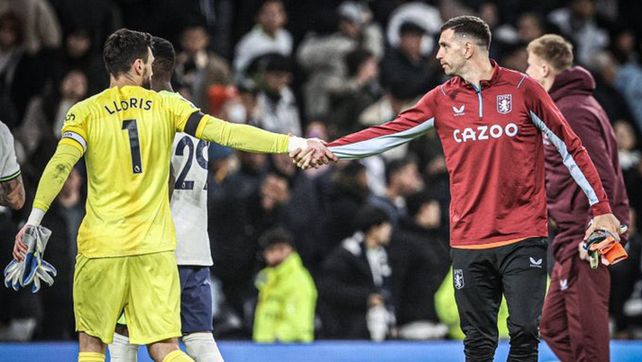 El francés Lloris y Dibu Martínez se encontraron tras la final en Qatar.