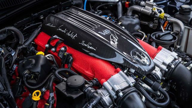 El motor V8 lleva la firma del equipo de Fuoriserie y los ingenieros que trabajaron en el auto.