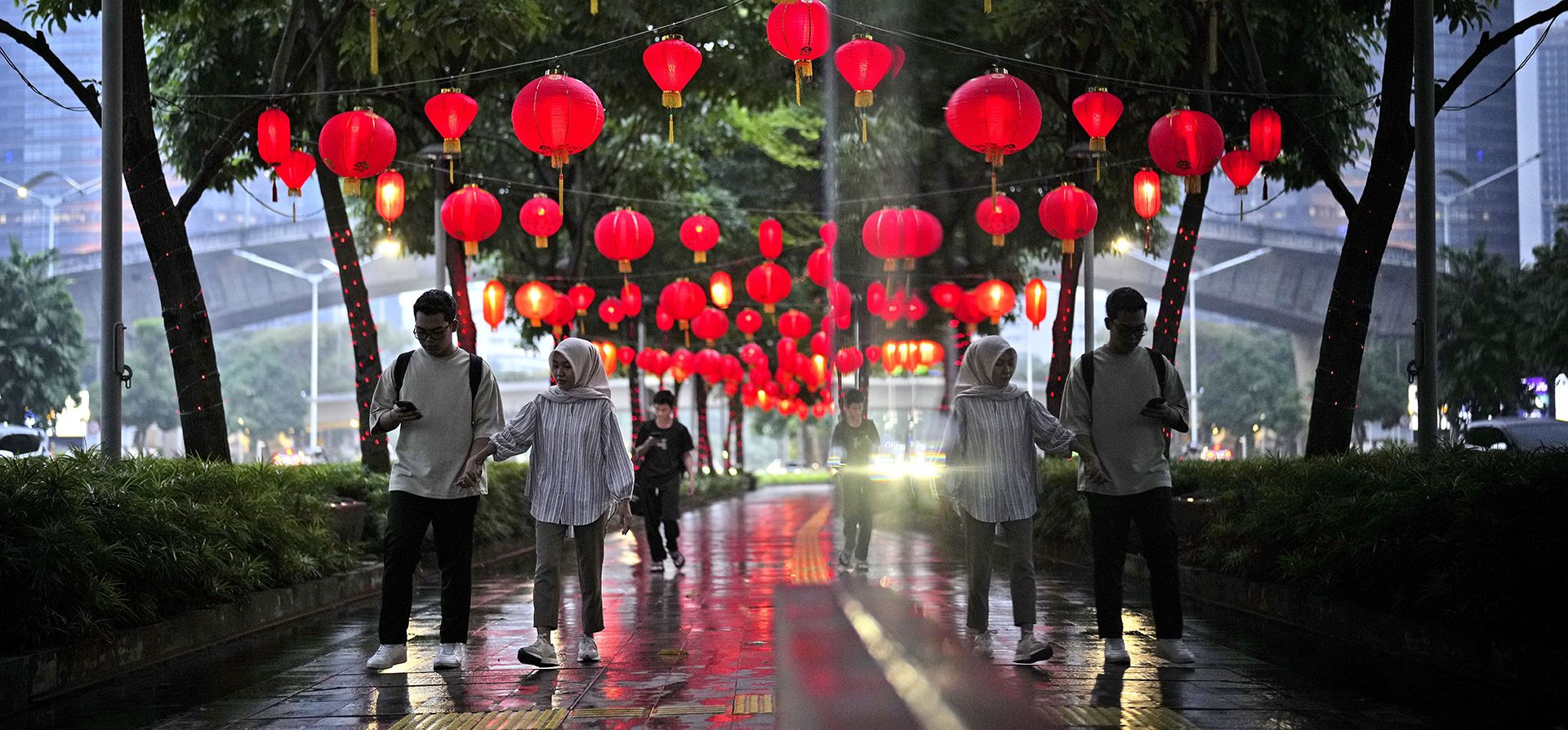 Los peatones se reflejan en una ventana de vidrio mientras caminan bajo faroles rojos colgados en los árboles para celebrar el Año Nuevo Lunar, en Yakarta, Java Occidental, Indonesia, el martes 28 de enero de 2025. (Foto AP/Dita Alangkara) Los peatones se reflejan en una ventana de vidrio mientras caminan bajo faroles rojos colgados en los árboles para celebrar el Año Nuevo Lunar, en Yakarta, Java Occidental, Indonesia, el martes 28 de enero de 2025. (Foto AP/Dita Alangkara)