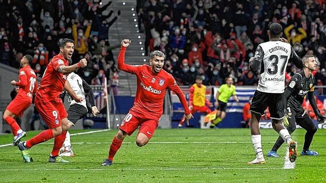 El argentino Ángel Correa será titular en Atlético de Madrid en el duro choque contra Manchester United.