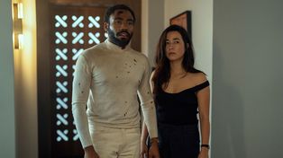 Los protagonistas de la serie, Donald Glover y Maya Erskine.&nbsp;