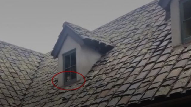 En la ventana de la casona abandonada se puede ver una presencia fantasmal en una de las ventanas.