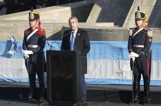 Día de la Bandera: un acto breve, protocolar y lleno de aplausos y silbidos