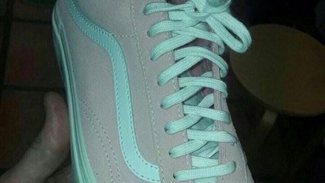 Se volvió viral el interrogante sobre si el color de las zapatillas es rosa o gris