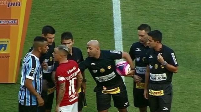 Insólito: DAlessandro casi se va a las piñas en pleno sorteo