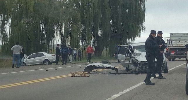 Por esquivar un perro, dos autos chocaron de frente en la Ruta 40