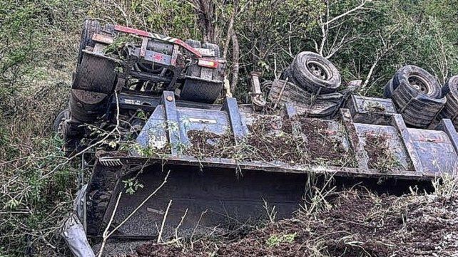 Ruta 6: un camión cayó al cauce del arroyo El Obispo.