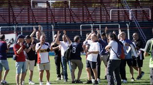 Los jugadores de aquel inolvidable campeón de Central Córdoba, en el césped del Gabino Sosa. Lograron el último título y ascendieron al Nacional B.