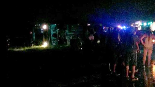 Al menos un muerto y decenas de heridos al volcar un micro en la ruta 2