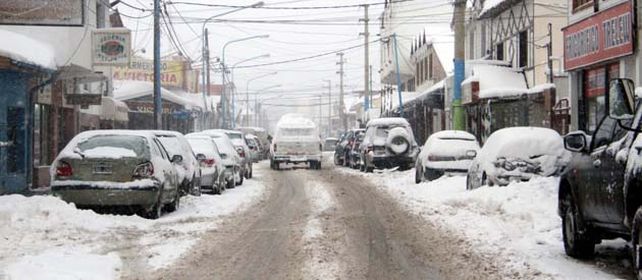 Las calles de Ushuaia con una capa de nieve de 70 centímetros.