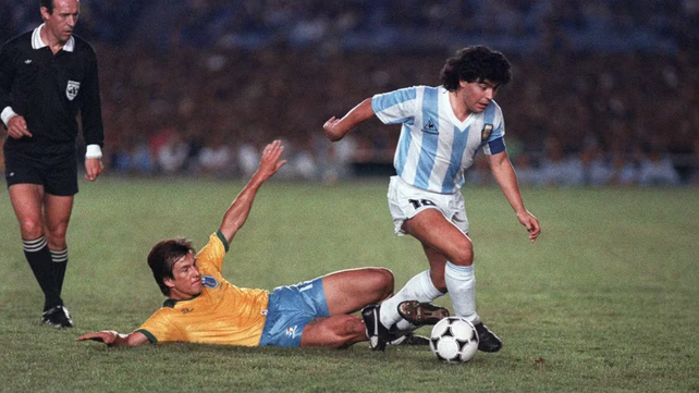 Maradona intenta gambetear a Dunga en la derrota 2-0 ante Brasil por la Copa América de 1989.