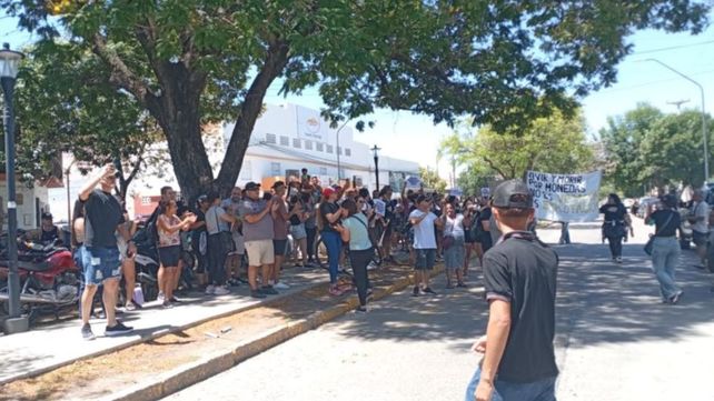 Policías en actividad y retirados mantienen la manifestación frente al Comando Radioeléctrico de Santa Fe