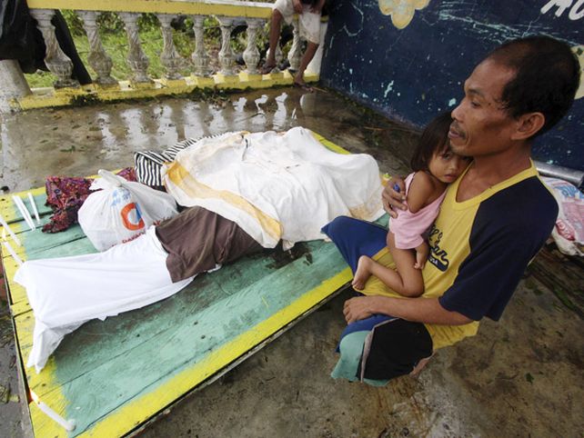 El tifón Pablo dejó casi 300 muertos y cientos de desaparecidos en Filipinas