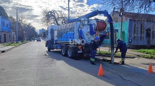 Comenzó la limpieza de la red cloacal en barrio Centenario: el operativo alcanza a unos 10.000 vecinos y continuará durante todo agosto