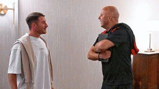 El DT de Liverpool Arne Slot salió a cruzar a Alexis Mac Allister.