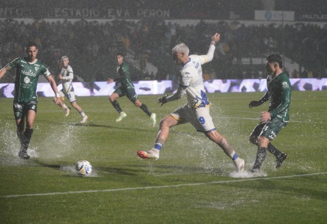 Alejo Veliz es el único jugador de Central al que Andrés Merlos le mostró la amarilla en aquel partido suspendido.