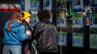 Cada vez más parejas jóvenes se quedan a vivir en los barrios de Rosario.