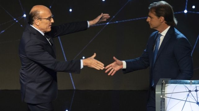 Competidores. Martínez (FA) y Lacalle Pou (PN) se saludan.