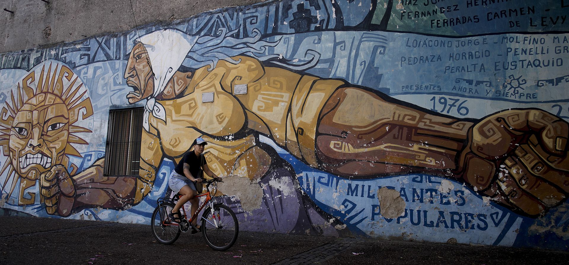 Un ciclista pasa junto a un mural en honor a las Madres de Plaza de Mayo en Buenos Aires, Argentina, el martes 19 de marzo de 2024. Madres de Plaza de Mayo es una organización de derechos humanos creada por mujeres cuyos hijos fueron secuestrados por la dictadura militar que gobernó Argentina de 1976 a 1983. (AP Foto/Natacha Pisarenko) Un ciclista pasa junto a un mural en honor a las Madres de Plaza de Mayo en Buenos Aires, Argentina, el martes 19 de marzo de 2024. Madres de Plaza de Mayo es una organización de derechos humanos creada por mujeres cuyos hijos fueron secuestrados por la dictadura militar que gobernó Argentina de 1976 a 1983. (AP Foto/Natacha Pisarenko)
