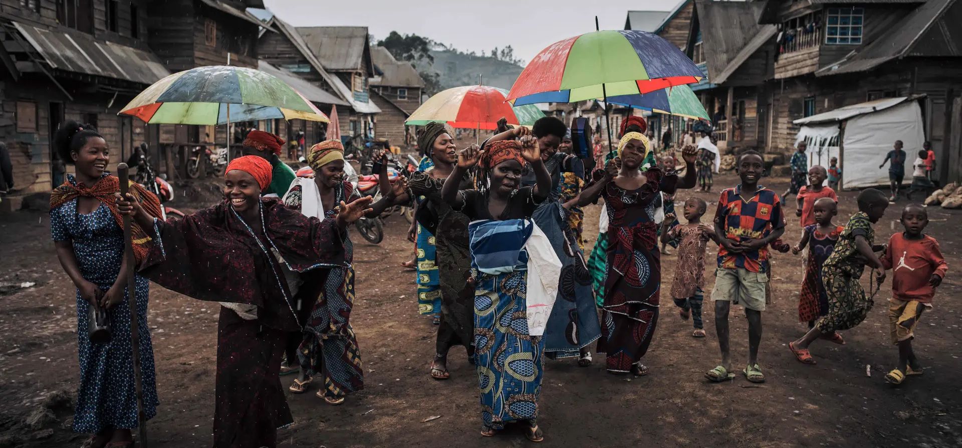 Un grupo de mujeres cantan y bailan para celebrar el nacimiento de un niño, Muheto, República Democrática del Congo. Fotografía: Alexis Huguet/AFP/Getty Images