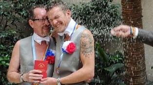 Dos gays rusos vinieron a casarse a la Argentina y pedirán asilo