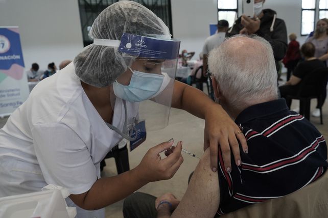 Las vacunas llegan a cuentagotas a la provincia y se empiezan a generar inequidades.