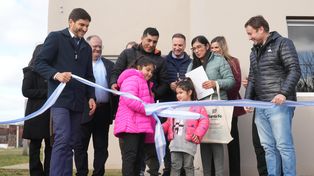 Con la presencia de autoridades provinciales y locales, se realizó el acto inaugural de las cinco viviendas.