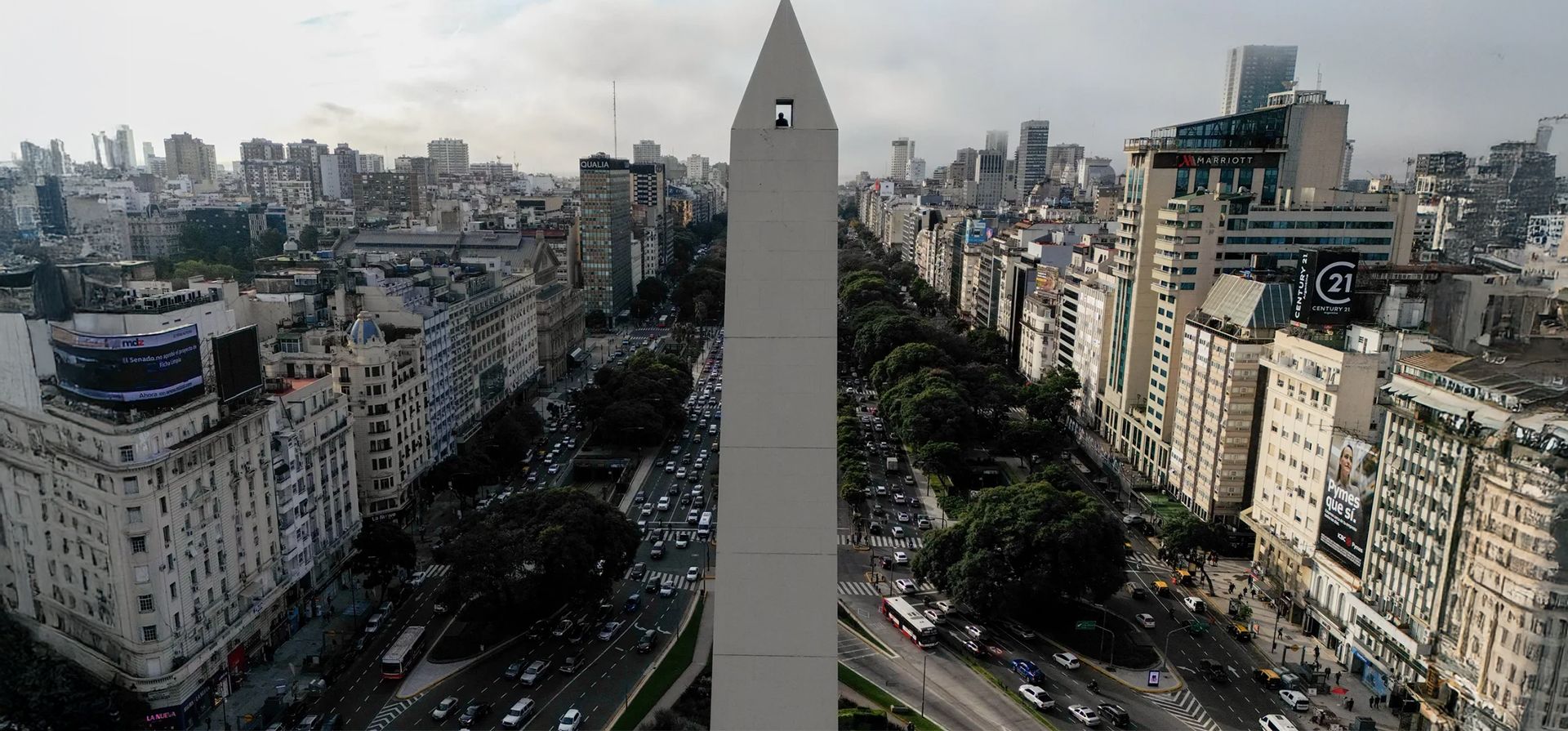 El icónico Obelisco de Buenos Aires, un monumento de 67,5 metros alrededor del cual se realizan grandes eventos, está lanzando un ascensor turístico que permitirá a visitantes y lugareños acceder a su cumbre con facilidad por primera vez desde su construcción en 1936, Buenos Aires, Argentina. Fotografía: Luis Robayo/AFP/Getty Images El icónico Obelisco de Buenos Aires, un monumento de 67,5 metros alrededor del cual se realizan grandes eventos, está lanzando un ascensor turístico que permitirá a visitantes y lugareños acceder a su cumbre con facilidad por primera vez desde su construcción en 1936, Buenos Aires, Argentina. Fotografía: Luis Robayo/AFP/Getty Images
