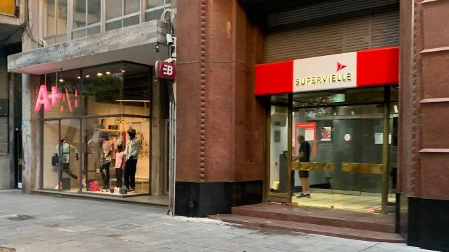 El Banco Supervielle tiene una sucursal en el microcentro.