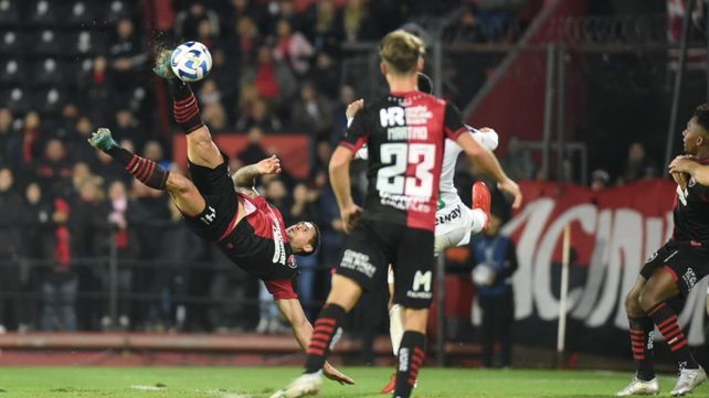 Méndez ensaya una pirueta bárbara y empatará el partido. Newells cerró invicto ante Audax Italiano gracias a esta última bola.