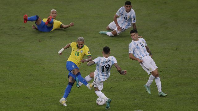 El argentino Nicolás Otamendi, a la izquierda, y el brasileño Neymar luchan por el balón durante la final de la Copa América en el estadio Maracaná de Río de Janeiro, Brasil, el sábado 10 de julio de 2021 (AP Photo / Silvia Izquierdo)