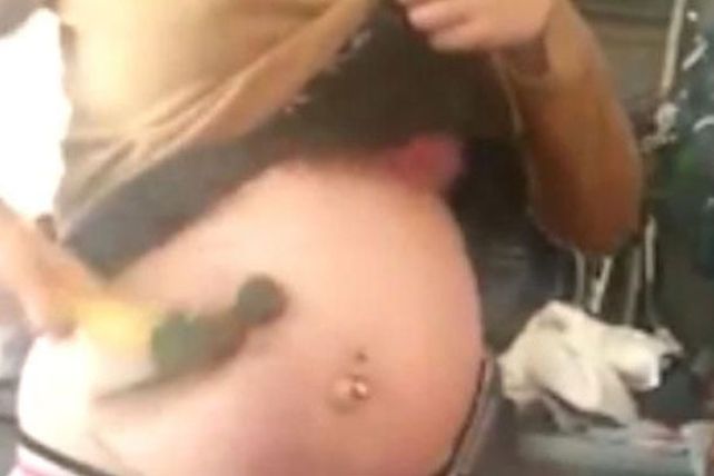 Filman a una embarazada que golpea su panza con un martillo y causa crítica mundial