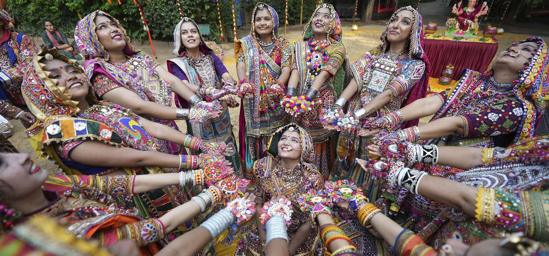 Mujeres hindúes con atuendos tradicionales posan para los medios mientras practican la Garba, una danza tradicional del estado de Gujarat, durante un ensayo previo al Navratri o festival de las nueve noches, en Ahmedabad, India, el lunes 15 de septiembre de 2025. (Foto AP/Ajit Solanki) Mujeres hindúes con atuendos tradicionales posan para los medios mientras practican la Garba, una danza tradicional del estado de Gujarat, durante un ensayo previo al Navratri o festival de las nueve noches, en Ahmedabad, India, el lunes 15 de septiembre de 2025. (Foto AP/Ajit Solanki)