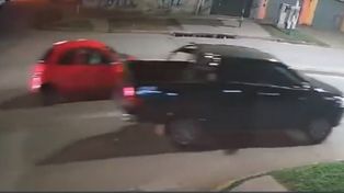 La camioneta 4 x 4 circulaba por Rivarola al 8000 arrastrando un pero atado a la caja del vehículo. 