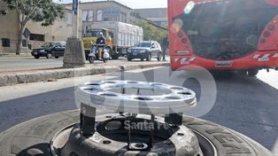 Un colectivo con pasajeros perdió una rueda en el macrocentro santafesino