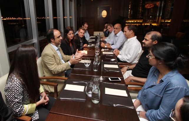 El intendente José Corral recibió este domingo por la noche a una delegación de empresarios de Dubai Port World de Emiratos Árabes Unidos.