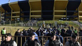 Los primeros hinchas de Central en el acceso al estadio de Montevideo.