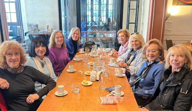 Mirta de Fussi y un grupo de sus alumnas festejaron el Día de la Amistad