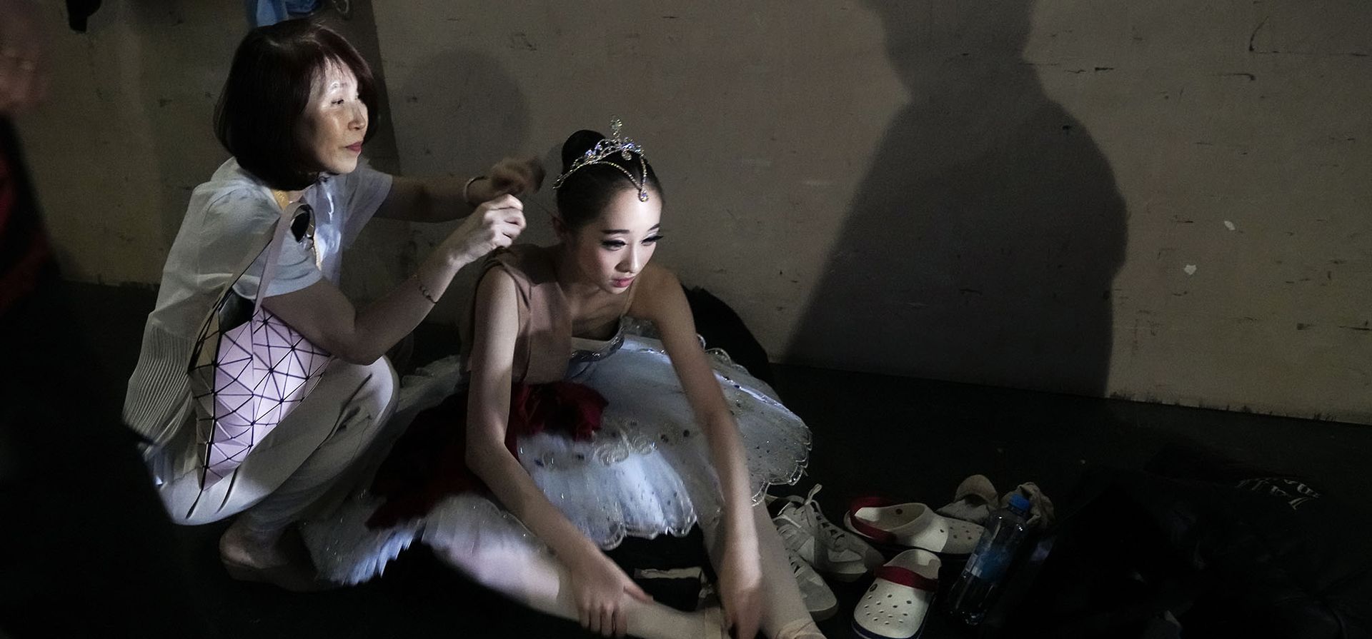 Una coreógrafa prepara entre bastidores a una participante del XIV Concurso Internacional de Ballet para actuar en el Nuevo Escenario del Teatro Bolshoi en Moscú, Rusia.