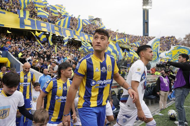 Alejo Veliz con los hinchas de Central de fondo. El sábado podría suceder lo mismo en La Fortaleza.