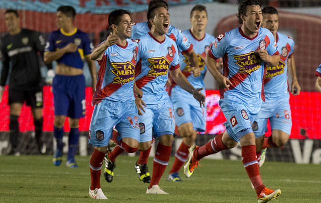 El principio del fin. Todo Arsenal festeja el gol de Nicolás Aguirre