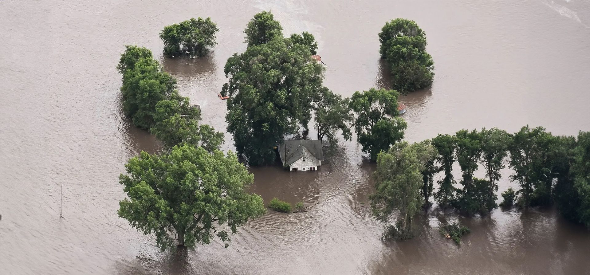 Las aguas de la inundación rodean una casa en el estado de Iowa tras las tormentas de la semana pasada, Hawarden, Estados Unidos. Fotografía: Patrulla Aérea Civil del Ala de Dakota del Sur/EPA Las aguas de la inundación rodean una casa en el estado de Iowa tras las tormentas de la semana pasada, Hawarden, Estados Unidos. Fotografía: Patrulla Aérea Civil del Ala de Dakota del Sur/EPA