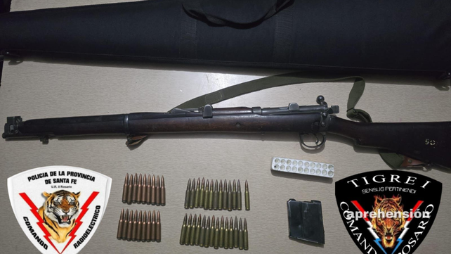 El fusil Mauser hallado en una vivienda de barrio Tablada tras una denuncia por secuestro y torturas