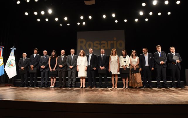 El equipo de Mónica. La intendenta anunció ayer a sus principales colaboradores en el teatro Príncipe de Asturias del parque de España.  (Foto: M. Bustamante)