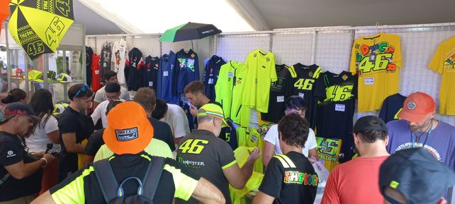 Los productos oficiales del MotoGP fueron copados por los fierreros. El stand de Valentino Rossi fue el que más vendió.