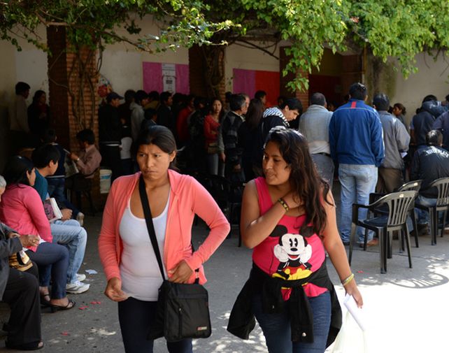 Unos 500 residentes bolivianos en la región votaron en la Escuela República de Bolivia. (Foto: E. Rodríguez Moreno)