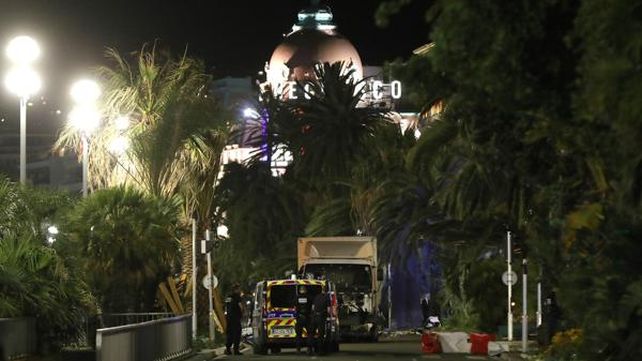 El camión del ataque rodeado de efectivos de la policía de Niza (AFP)